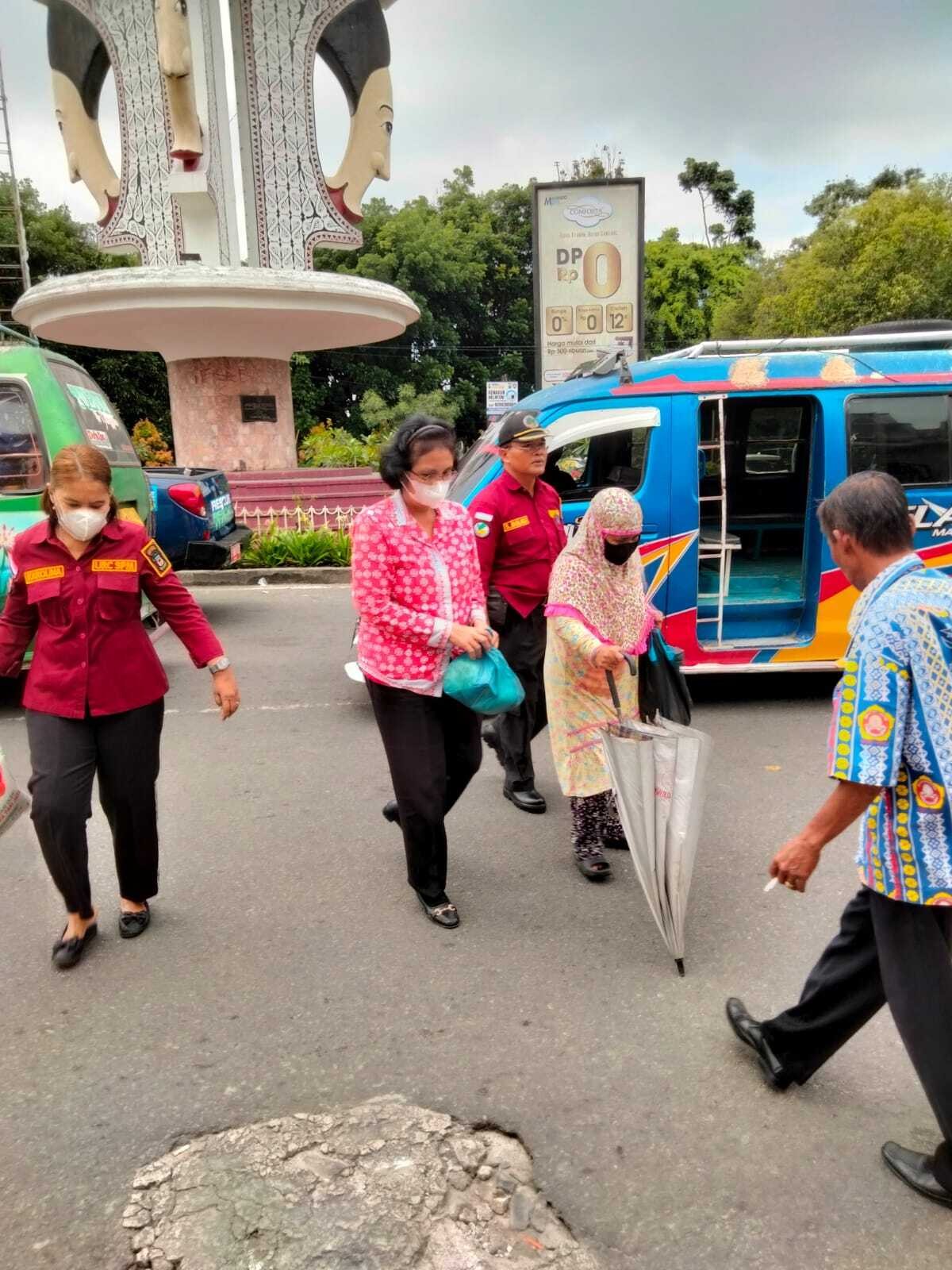 Tim URC Melakukan Penertiban Gepeng dan Badut