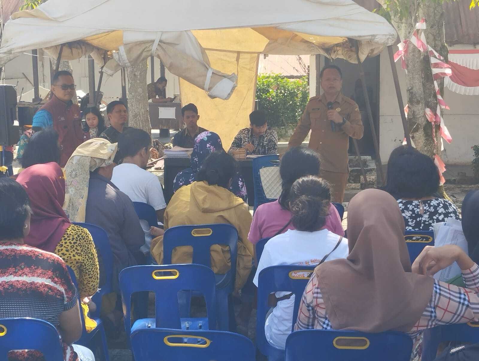 Pemerintah Kota Pematangsiantar Menyalurkan KKS dan Buku Tabungan kepada Keluarga Penerima Manfaat (