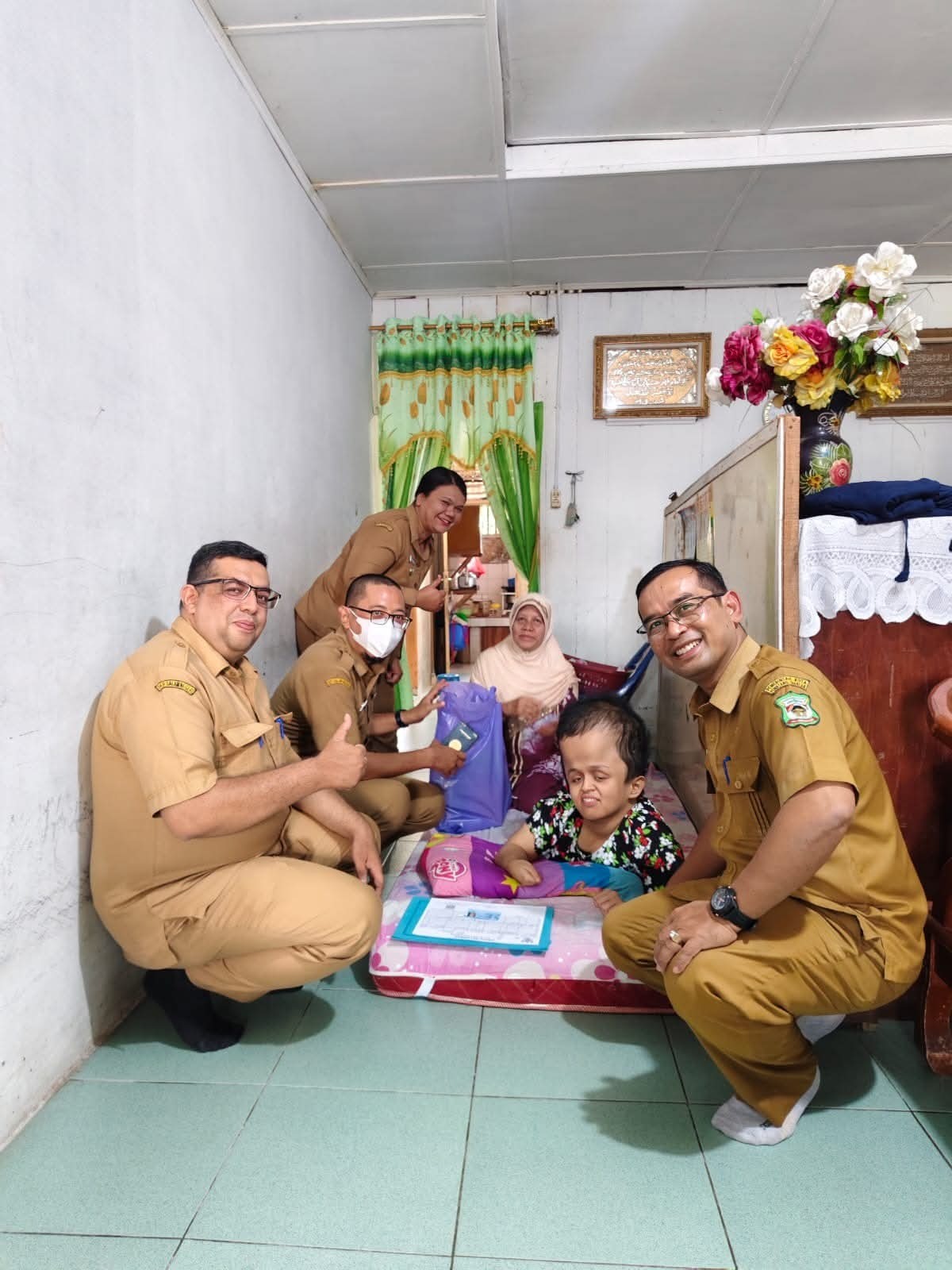 Penyerahan KTP dan Kartu Keluarga kepada Sukma Adhany dan Bimo Arjuna